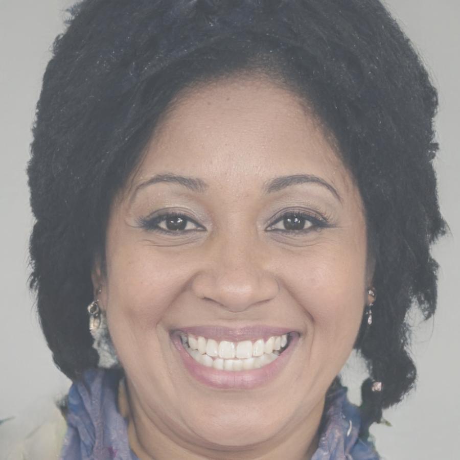 Retrato profesional de Esperanza Montalvo, fotógrafa comercial especializada en productos